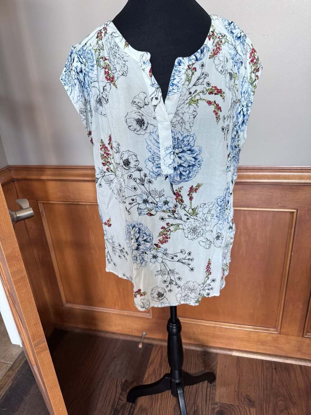 Daniel Rainn White Floral V-Neck Henley Flutter Sleeve Blouse Style D15633RYC XL